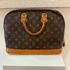 AUTH. Louis Vuitton Alma Monogram Bag!!